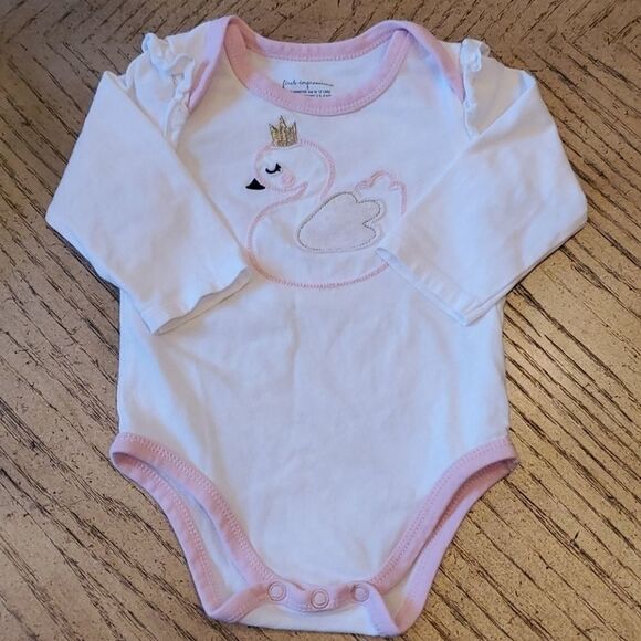 0-3 month long sleeve onsie. First Impressions. - Picture 1 of 4